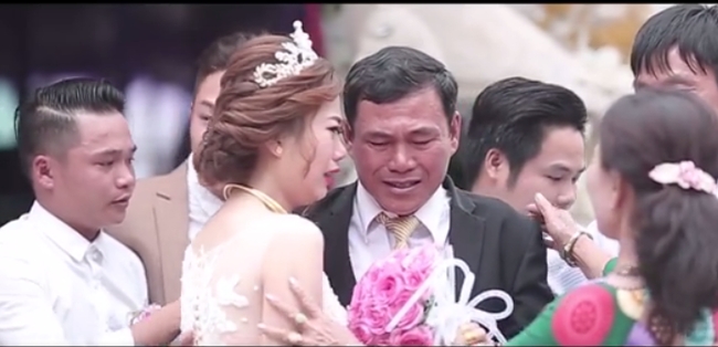 Clip: Xúc động khoảnh khắc người cha rơi nước mắt trong ngày con gái lên xe hoa - Ảnh 6.