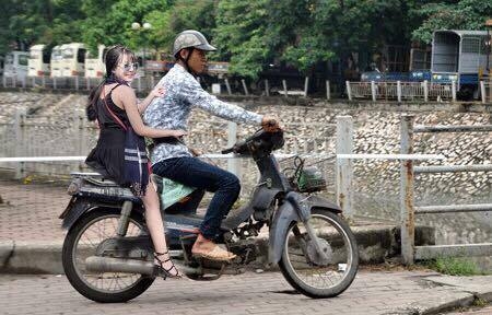 Cười lộn ruột với bộ ảnh chế muốn được cưỡi xe SH của cô gái thích sống ảo