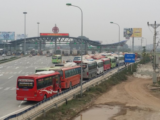 Gan 100 xe khach ra Ha Noi phan doi phan tuyen hinh anh 1