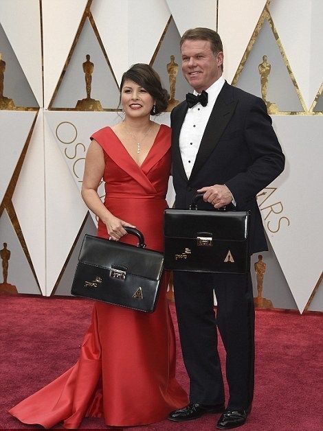 Hé lộ quy trình xử lý phong bì chiến thắng gây nhầm lẫn của Oscar 2017 - ảnh 1