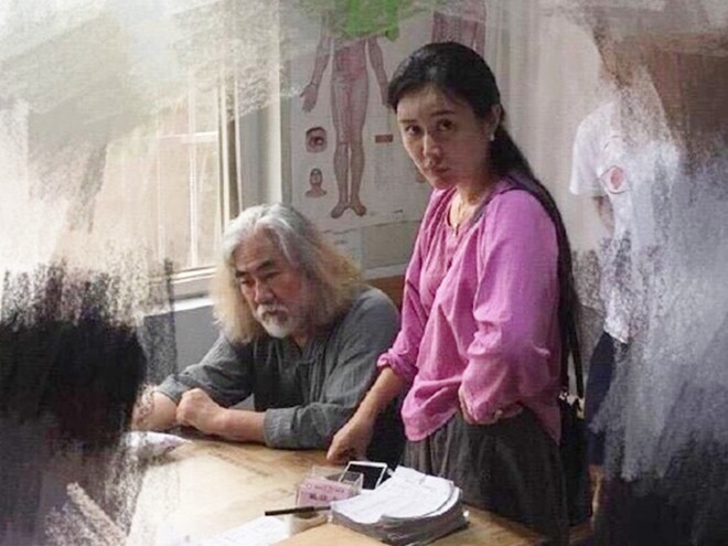 Ông trùm phim võ hiệp Kim Dung lộ ảnh qua đêm với gái trẻ - Ảnh 1.
