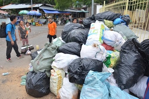 phia sau buc hinh hang tram phuot thu mang rac xuong nui hinh anh 5