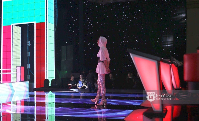 4 HLV The Voice mặc đơn giản hơn vòng Giấu mặt, Thu Minh luyện giọng cho học trò trước khi thi - Ảnh 9.