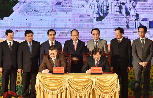  Thủ tướng chứng kiến lễ ký kết hợp tác đầu tư giữa tỉnh Tuyên Quang và các doanh nghiệp. Nguồn ảnh: VPCP. 