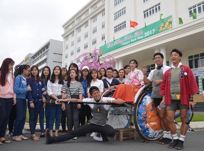 Ba chang trai Nhat keo xe vong quanh the gioi da toi Da Nang hinh anh 1