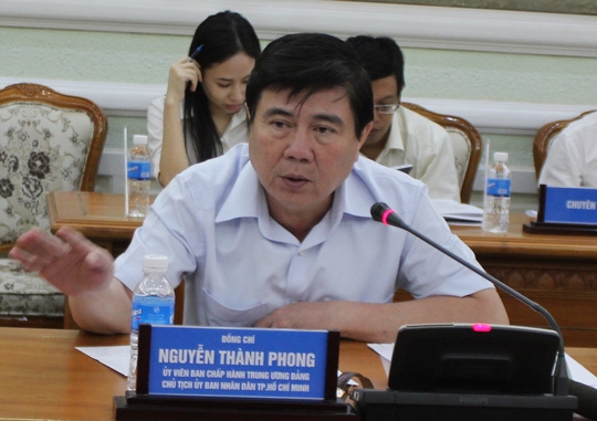  Chủ tịch UBND TP Nguyễn Thành Phong cho biết ông nhận được rất nhiều tin nhắn của người dân ủng hộ lực lượng chức năng đòi lại vỉa hè. 
