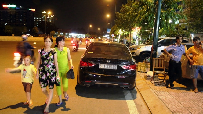 Để xe khách chiếm vỉa hè, nhà hàng bị phạt 25 triệu 