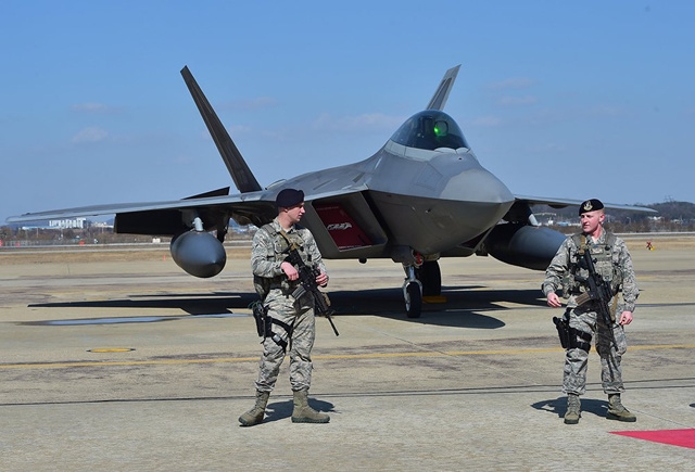 F-22 được thiết kế để thực hiện nhiệm vụ của một chiến đấu cơ đa nhiệm hạng nặng, thay thế mẫu F-15 Eagle. Không quân Mỹ hiện có tổng cộng 187 chiến đấu cơ đang hoạt động. (Ảnh: AFP)