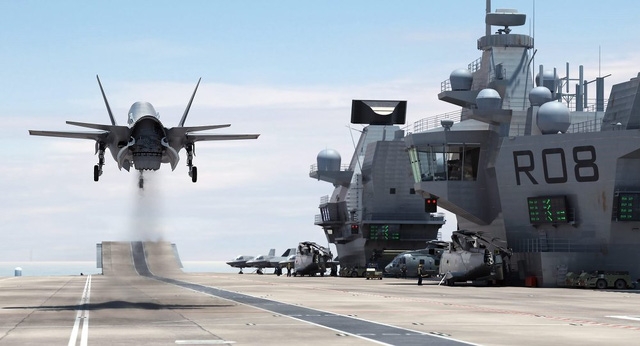 Tổng số chiến đấu F-35 mà Mỹ dự kiến sản xuất vào khoảng 2.500 chiếc. Trong 2 năm 2015 và 2016, Không quân và Thủy quân Lục chiến Mỹ đã bắt đầu tiến hành bay thử nghiệm loại máy bay này còn Hải quân sẽ tiếp nhận phiên bản F-35 dành cho lực lượng này vào năm 2018. Trong quá trình sử dụng, F-35 hiện đang bị chỉ trích vì chưa thực sự tốt như kỳ vọng. Tuy nhiên đây vẫn là dòng chiến đấu cơ được đánh giá cao của Không quân Mỹ (Ảnh: Flickr)