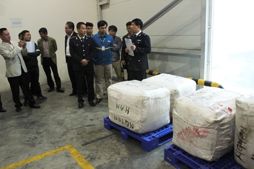 phat hien lo hang lon nghi la khat dung san xuat ma tuy da cuc doc hinh anh 1