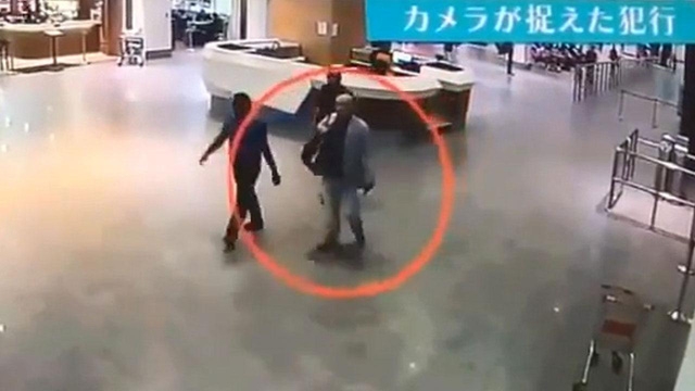 Người nghi là ông Kim Jong-nam tại sân bay Kuala Lumpur ngày 13/2 (Ảnh: Youtube) 