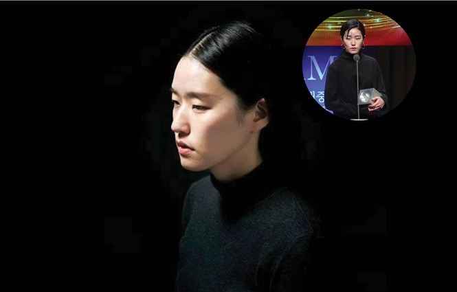 Yi Rang phải bán chiếc cúp giải thưởng âm nhạc cô vừa nhận được để trang trải tiền thuê nhà /// Ảnh: Chụp màn hình Allkpop