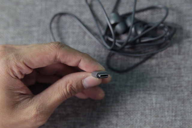  Máy cũng cổng tai nghe USB-Type C. 