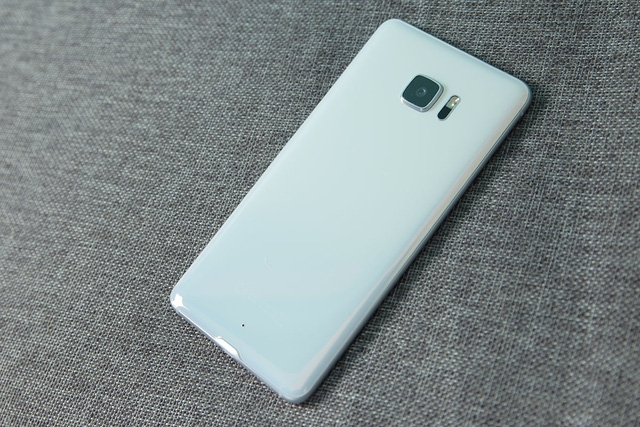 Về mặt thiết kế, HTC U Ultra sử dụng ngôn ngữ thiết kế hoàn toàn mới mang tên Liquid Surface với bề mặt kính trong suốt, cứng cáp và đẹp mắt. Trao đổi với Dân trí trước đó, hãng cho biết đã mất đến 2 năm để nghiên cứu và tạo ra thiết kế hoàn toàn với chất liệu hoàn toàn mới cho dòng sản phẩm U.