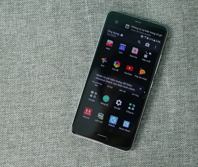 HTC tập trung vào khả năng trải nghiệm của người dùng khi lồng vào sản phẩm hệ thống trí tuệ nhân tạo, nói nôm na hệ thống này sẽ học cách bạn sử dụng và đáp ứng lại những phản hồi cho lần sử dụng sau. Và cứ thế nó sẽ thông minh lên hằng ngày và giúp bạn giải quyết nhiều công việc thuận lợi hơn. Do đó, Dân trí sẽ tiến hành gửi đến các bạn tính năng này sau những bài kiểm tra tới đây.