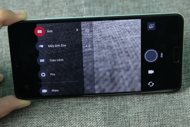 Đi cùng đó, máy tích hợp vi xử lý lõi tứ 64-bit Qualcomm Snapdragon 821 xung nhịp lên đến 2.15 GHz, RAM 4GB, bộ nhớ trong 64/128GB với khe cắm thẻ nhớ mở rộng lên đến 2TB.