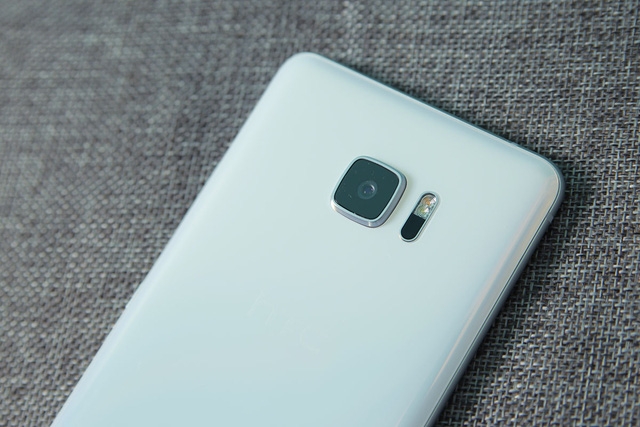 Đồng thời, máy tích hợp camera sau có độ phân giải 12MP dùng công nghệ UltraPixel 2 với kích thước điểm ảnh 1.55 micromet. Hệ thống camera này dùng cảm biến BSI, hỗ trợ lấy nét tự động bằng laser, lấy nét theo pha PDAF, chống rung quang học OIS và có khẩu độ lớn f/1.8. HTC cũng cho biết camera sau hỗ trợ quay phim chuyển động chậm độ phân giải 720p, 120fps, quay 4K với âm thanh 3D, âm thanh Hi-Res…