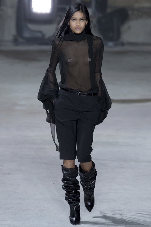 hang-chuc-nguoi-mau-khoe-nguc-tran-o-show-saint-laurent-1