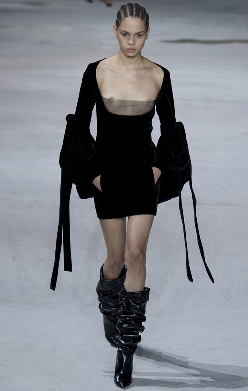 hang-chuc-nguoi-mau-khoe-nguc-tran-o-show-saint-laurent-2