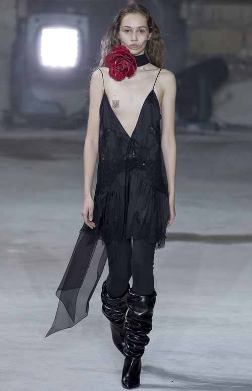 hang-chuc-nguoi-mau-khoe-nguc-tran-o-show-saint-laurent-3
