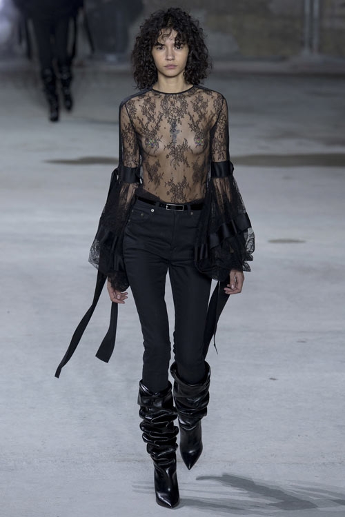 hang-chuc-nguoi-mau-khoe-nguc-tran-o-show-saint-laurent-4