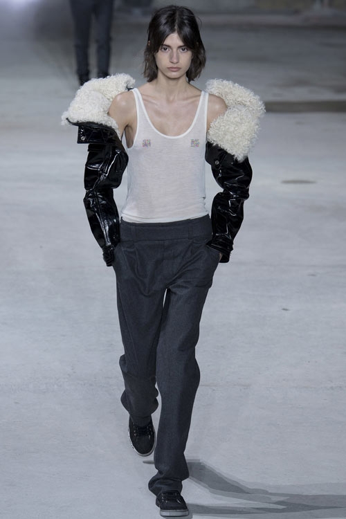 hang-chuc-nguoi-mau-khoe-nguc-tran-o-show-saint-laurent-7