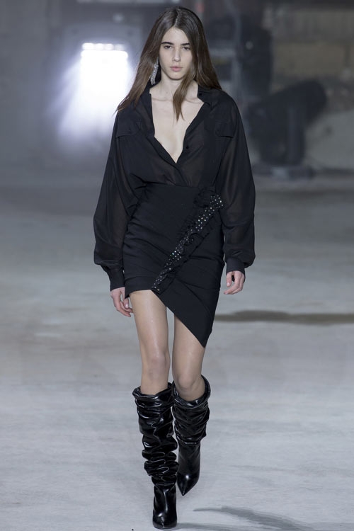 hang-chuc-nguoi-mau-khoe-nguc-tran-o-show-saint-laurent-8