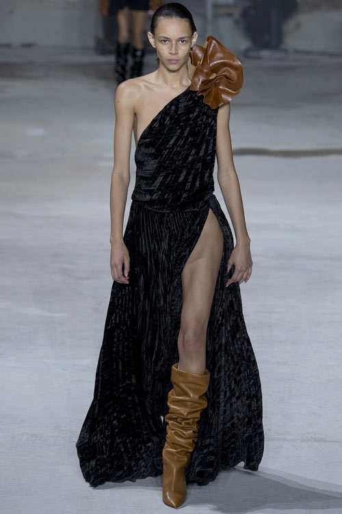 hang-chuc-nguoi-mau-khoe-nguc-tran-o-show-saint-laurent-10