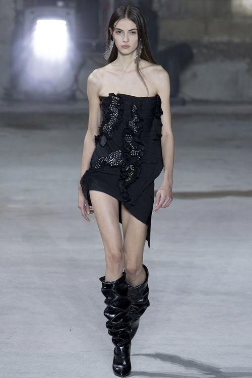hang-chuc-nguoi-mau-khoe-nguc-tran-o-show-saint-laurent-11