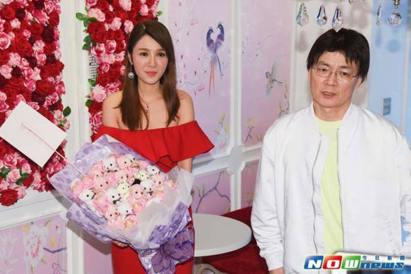 helen-thanh-dao-cong-khai-dua-bo-moi-ra-mat-chong-cu-2