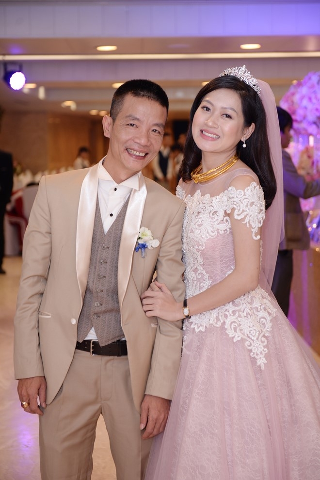 Nhac si Nguyen Vinh Tien va vo 9X rang ro trong tiec cuoi hinh anh 1