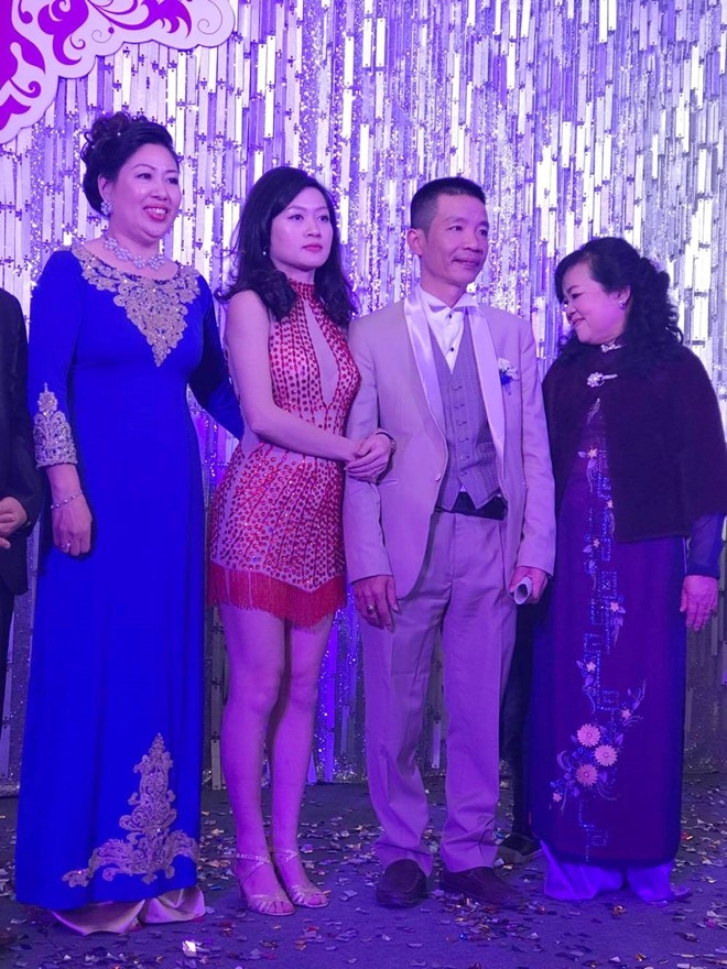 Nhac si Nguyen Vinh Tien va vo 9X rang ro trong tiec cuoi hinh anh 2