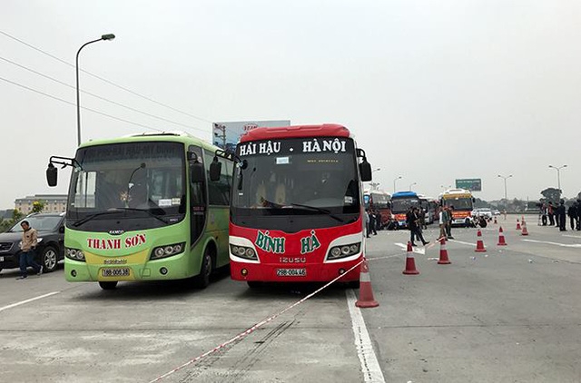 Hàng dài xe khách kéo đuôi trước trạm thu phí Pháp Vân (ảnh Phong Nguyên)