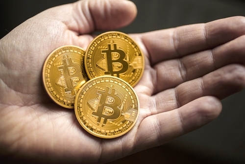 bitcoin-lan-dau-dat-gia-hon-vang