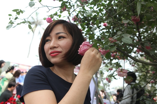 chi em chen nhau tao dang trong le hoi hoa hong hinh anh 13