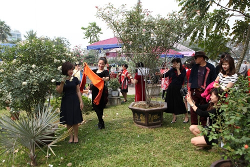 chi em chen nhau tao dang trong le hoi hoa hong hinh anh 15