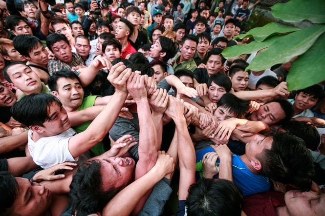 ​La hét, tranh giành cướp bông tại lễ hội đình Sơn Đồng, Hà Nội 