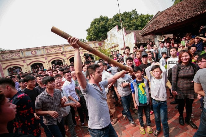 ​La hét, tranh giành cướp bông tại lễ hội đình Sơn Đồng, Hà Nội 
