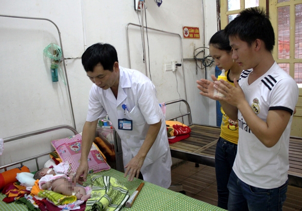 Lấy chồng khi 15 tuổi, Và Y Hủa khi đó đang là học sinh lớp 9 Trường PT DTBT Na Ngoi, Kỳ Sơn. Làm mẹ quá sớm, thiếu kiến thức sống nên Hủa không có nhiều kinh nghiệm chăm sóc con, dẫn tới con bị nhiễm trùng uốn ván, phải đi cấp cứu ở bệnh viện.