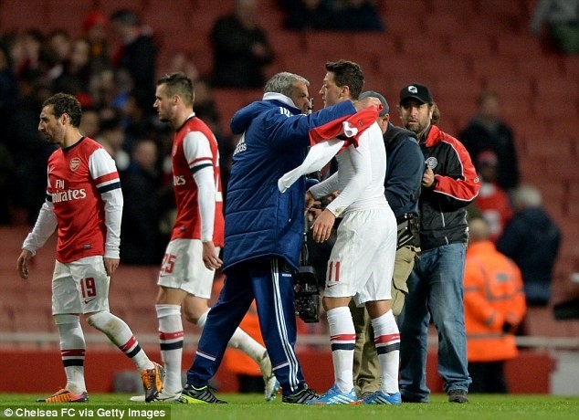 Oezil lan dau he lo man chui tham te cua Mourinho hinh anh 1