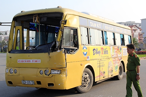 oto-buyt-vang-xa-30-met-khi-tong-vao-xe-cho-15-tan-dau