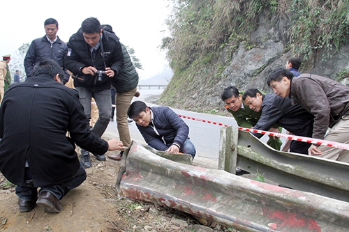 4-nan-nhanvu-lat-xe-o-lao-cai-van-nguy-kich