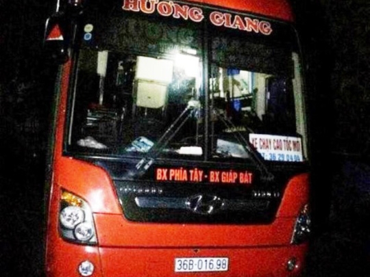 Chiếc xe khách 45 chỗ nhưng nhồi nhét tới 94 người bị CSGT Ninh Bình bắt giữ