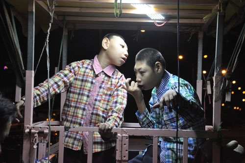 cha cho 2 con trong long sat rong ruoi khap sg muu sinh hinh anh 4
