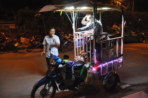 cha cho 2 con trong long sat rong ruoi khap sg muu sinh hinh anh 5