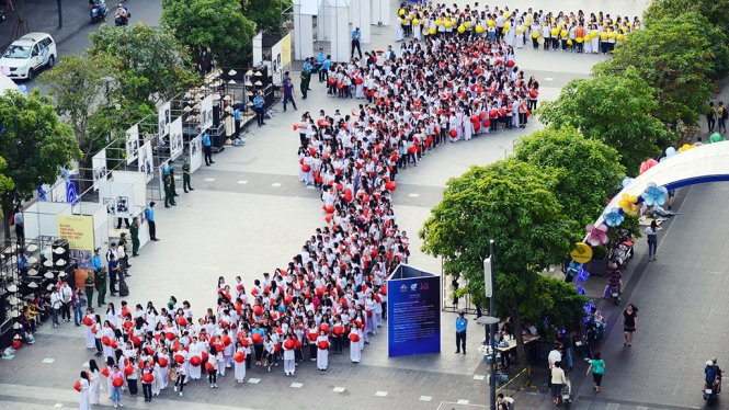 Hàng ngàn tà áo dài học trò ngập phố đi bộ Nguyễn Huệ 