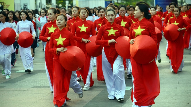 Hàng ngàn tà áo dài học trò ngập phố đi bộ Nguyễn Huệ 