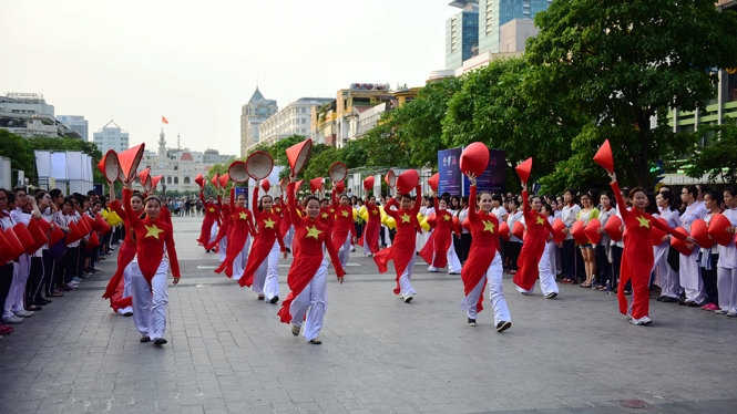 Hàng ngàn tà áo dài học trò ngập phố đi bộ Nguyễn Huệ 