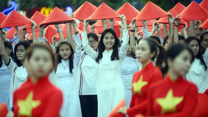Hàng ngàn tà áo dài học trò ngập phố đi bộ Nguyễn Huệ 