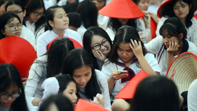 Hàng ngàn tà áo dài học trò ngập phố đi bộ Nguyễn Huệ 